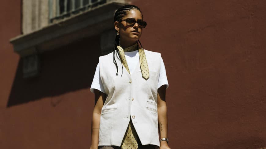 Mailand Fashion Week Streetstyle Frau trägt Rock und Stiefel