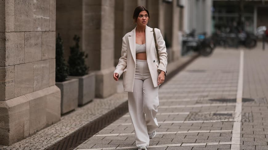 Nadine Klein mit Sneakern von Axel Arigato