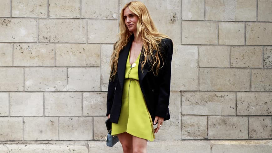 Blonde Frau mit schwarzem Blazer
