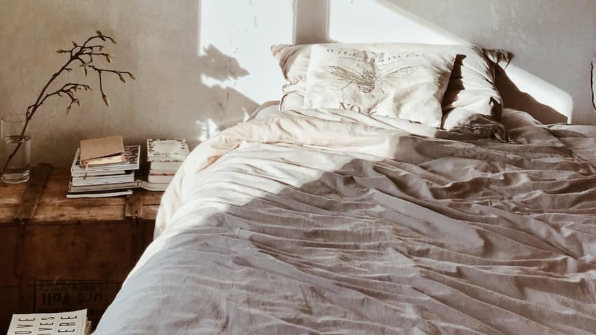 Schlafzimmer mit Pflanzen und Bett