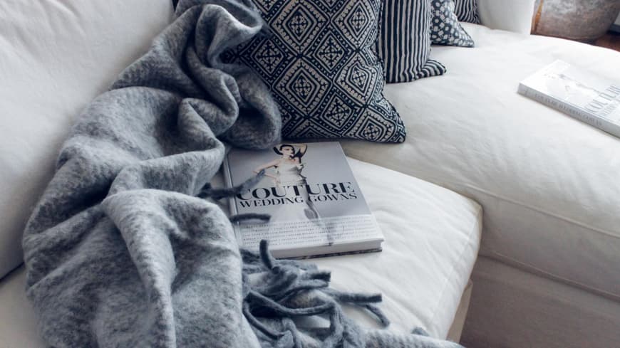 Sofa Couch mit Buch drauf