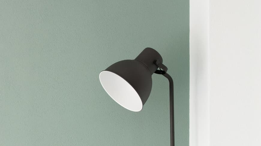 Wandfarbe salbeigrün mit Lampe
