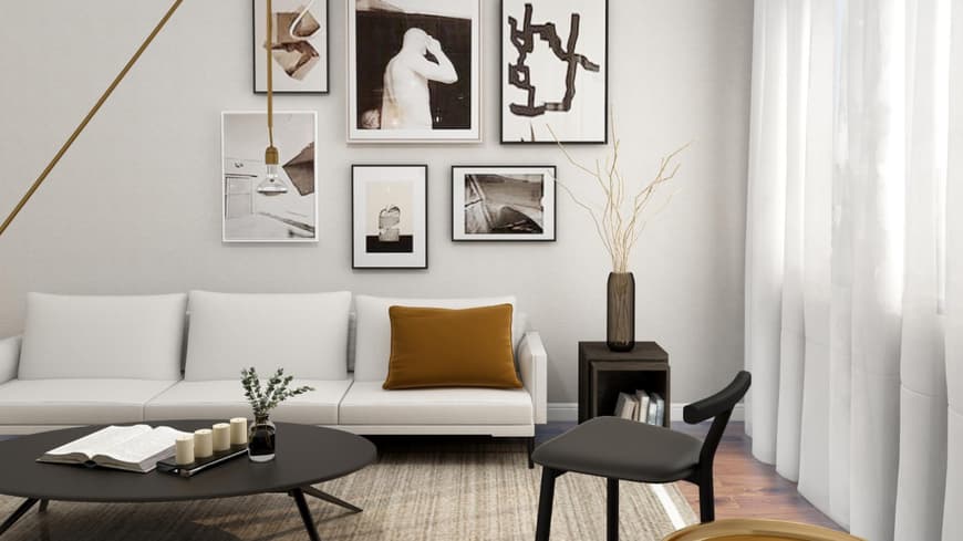 Wohnzimmer mit Couch Stuhl und Bildern an den Wänden