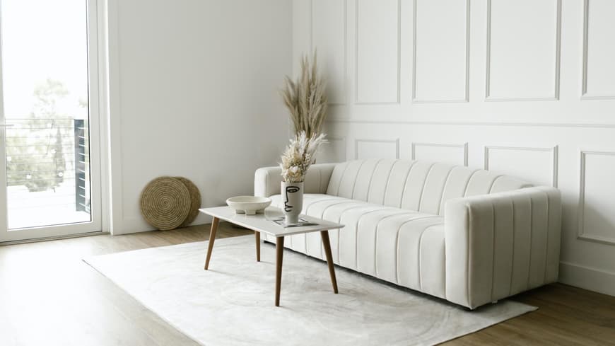 Wohnzimmer mit Couch und Teppich