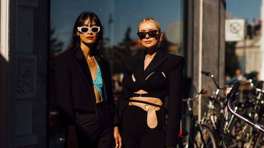 zwei stylische Frauen auf der Copenhagen Fashion Week Streetstyle