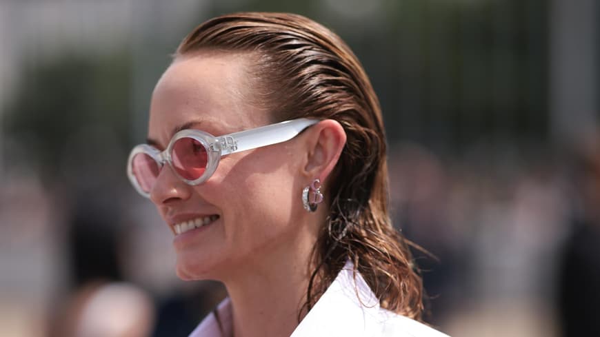 Amber Valletta mit Sonnenbrillen und rosa Flanellhemd auf der Dior Homme Menswear Spring/Summer 2024 auf der Paris Fashion Week im Juni