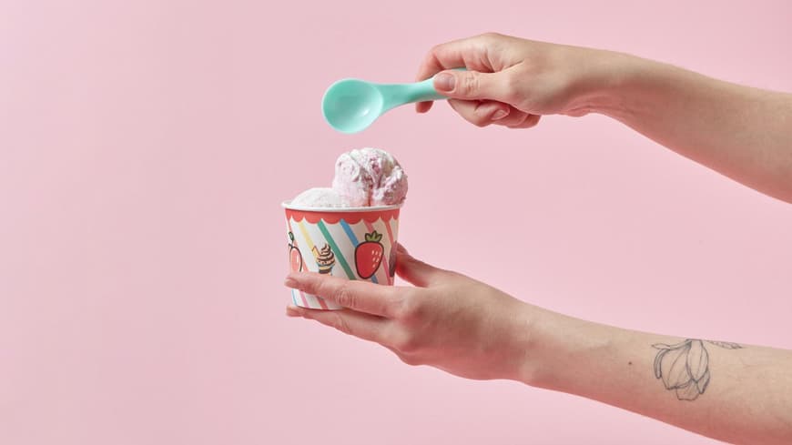 Eisbecher in der Hand