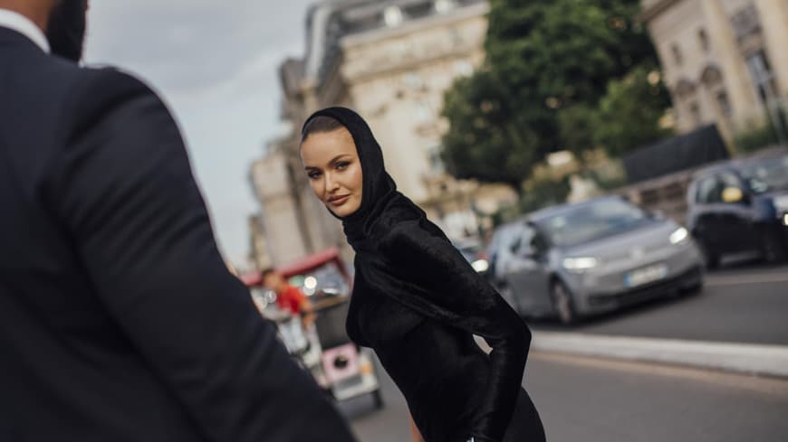 Frau in schwarzem Kleid