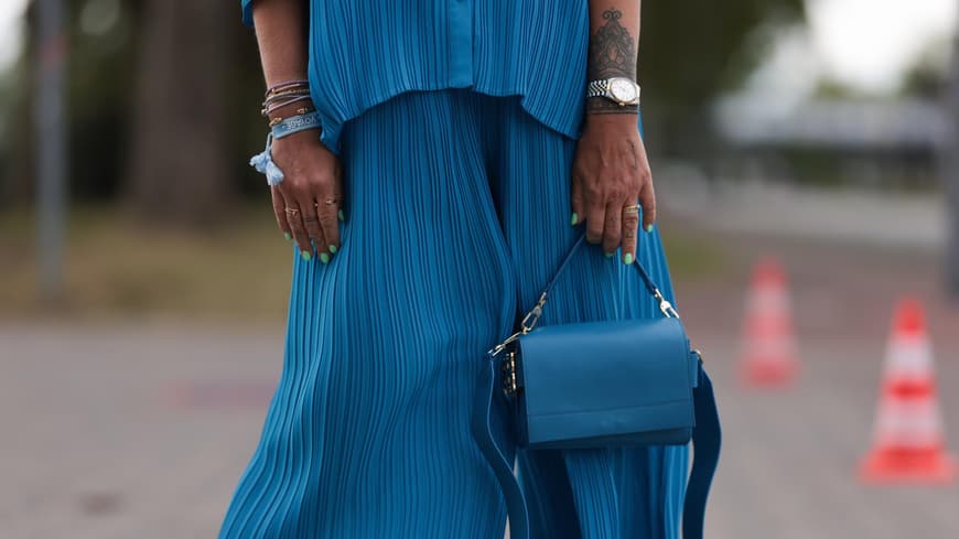 Frau mit blauer Tasche