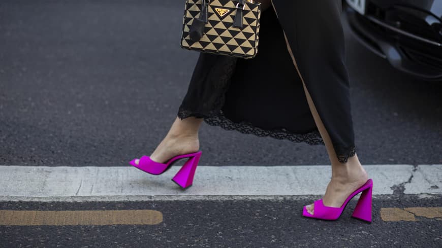 Frau in knallpinken Mules
