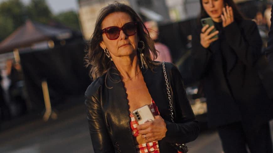 Frau auf der paris fashion week trägt rotes Maxikleid und schwarze Jacke Streetstyle