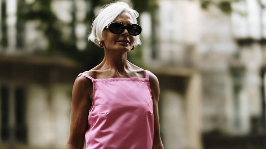 Frau paris Fashion Week Streetstyle trägt pinkes Kleid