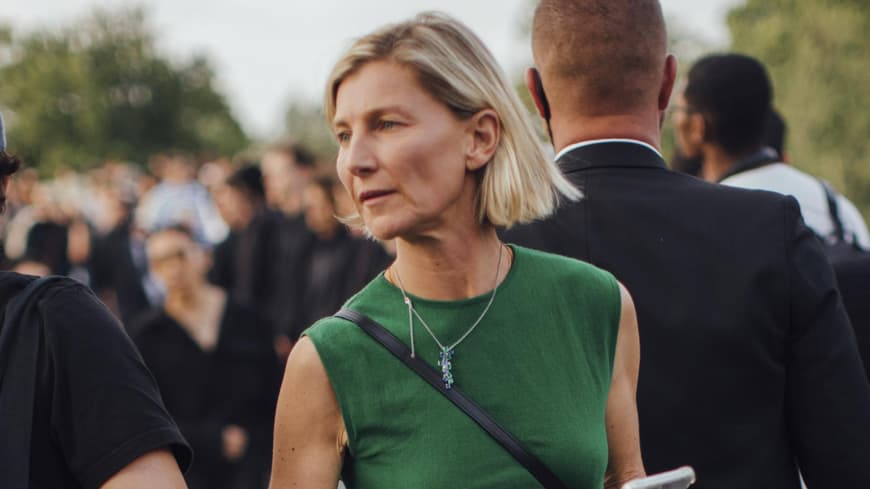 Frau Streetstyle Paris Fashion week grünes Top und schwarze Hose