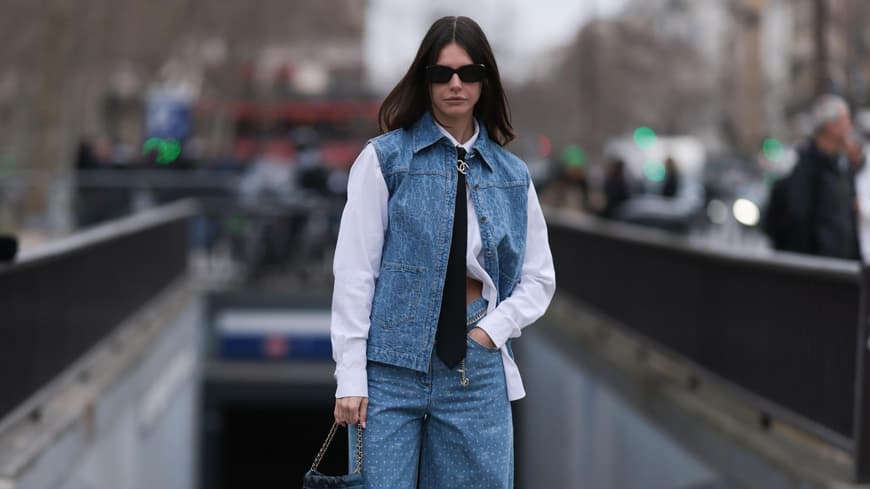 Frau in blauer Jeansweste