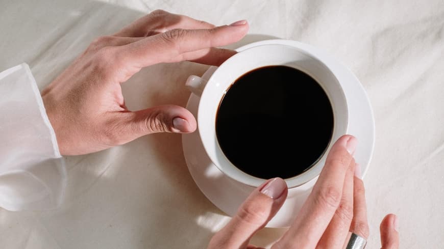 Hände mit Kaffeetasse