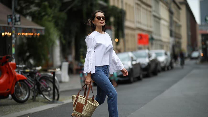 Frau trägt Levis jeans