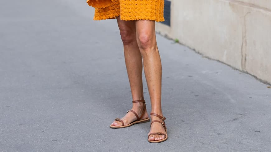 Frau in orangenem Midikleid