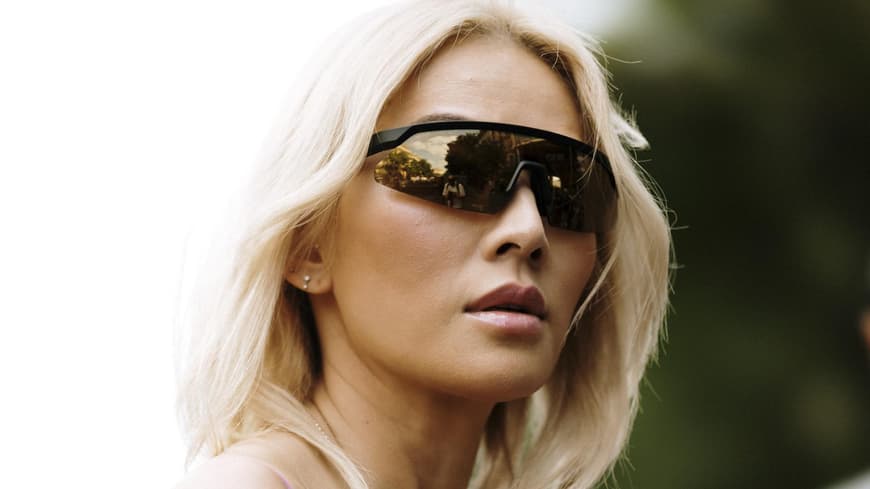 Paris Fashion Week Streetstyle Frau mit blonden Haaren und Sonnenbrille