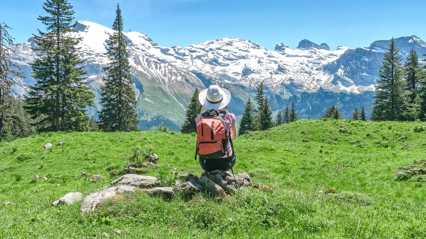 Frau auf einer Wiese in den Bergen
