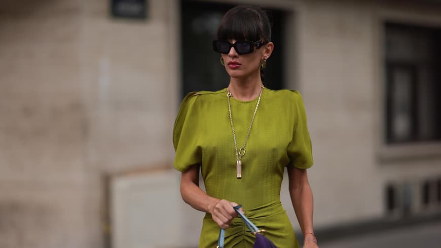 Eine Frau trägt ein grünes Kleid