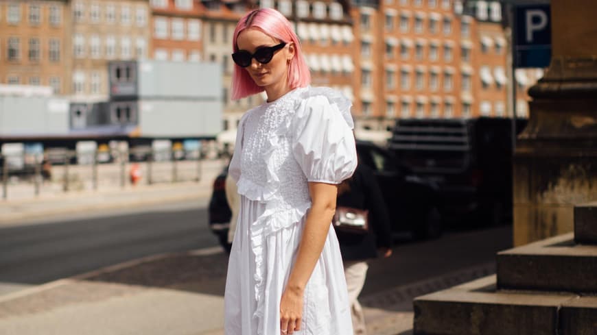 Eine Frau trägt ein weißes Kleid