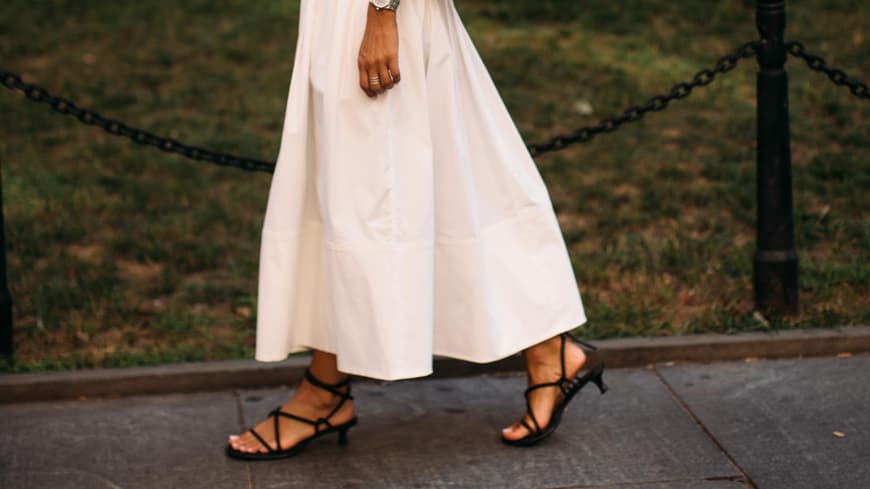 Weiße Maxikleider sind zeitlose Mode-Favoriten Eine Frau trägt ein weißes Maxikleid