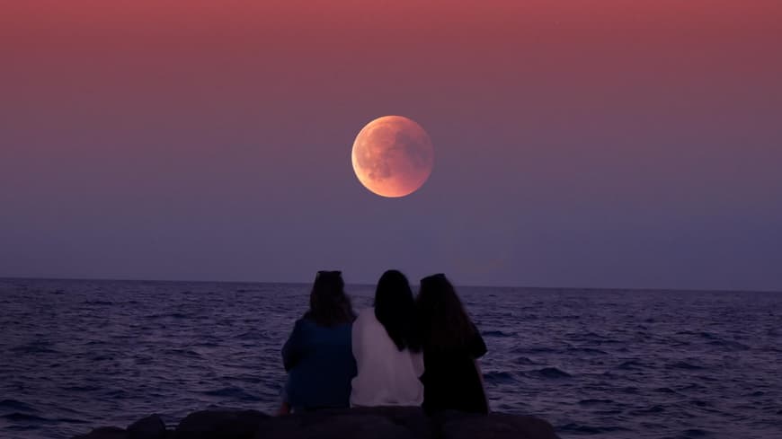 Drei Frauen vor dem Vollmond