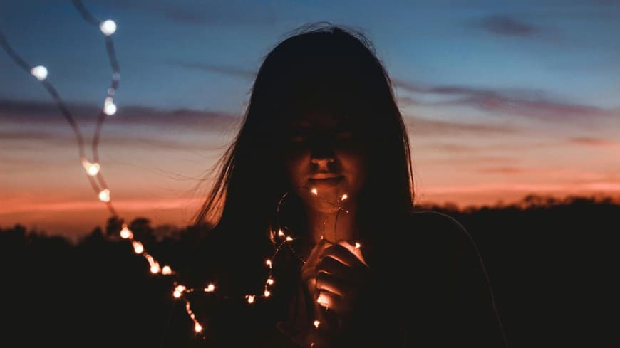Frau mit Lichterkette