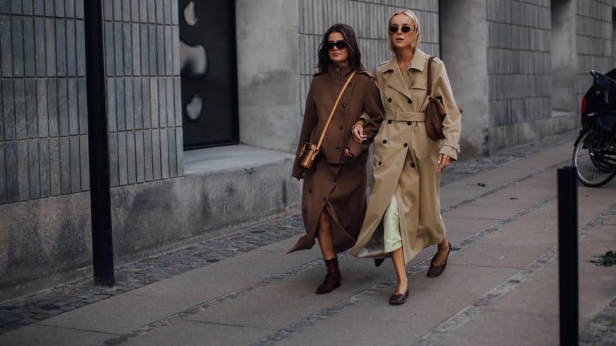 Zwei Frauen mit Mantel und Herbstschuhen