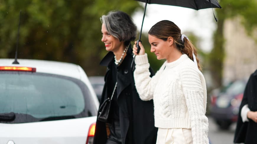 Zwei Frauen mit Regenschirm