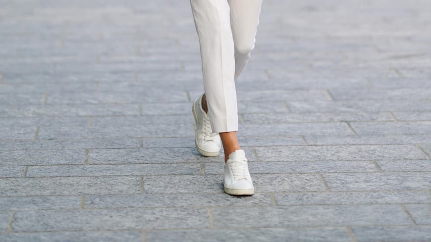 Olivia Palermo trägt weiße Sneaker