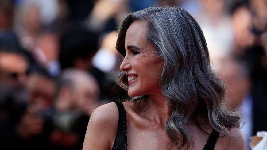 Andie McDowell mit grauem Haar