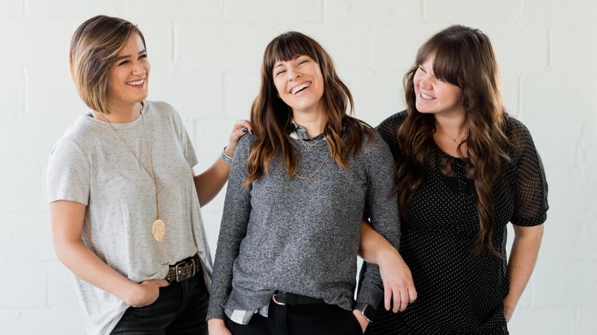 Frauen lachen zusammen
