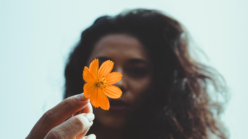 Frau mit Blume