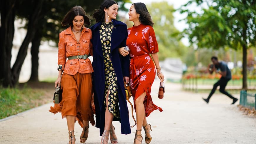 Drei Frauen in stylischen Kleidern