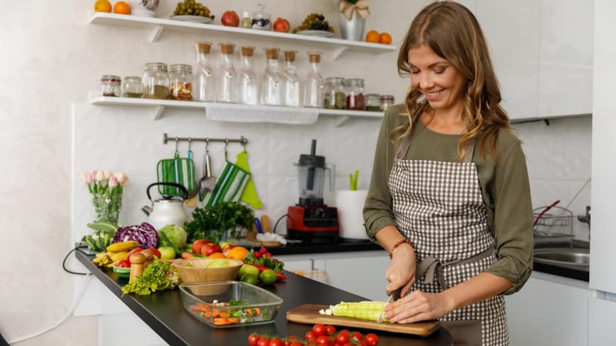 Frau kocht
