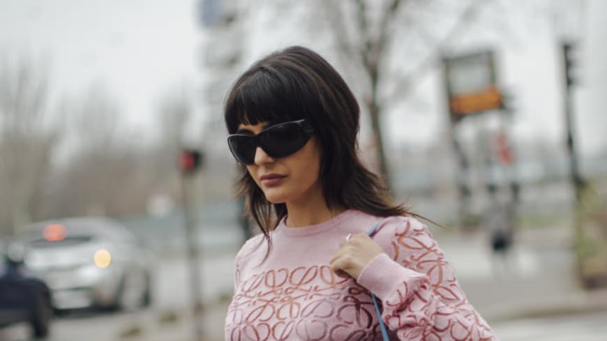 Frau mit Hush Cut