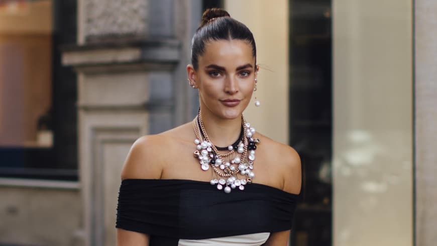Frau mit schwarz-weißem Kleid trägt Quiet Luxury Hair auf Kopenhagen Fashion Week