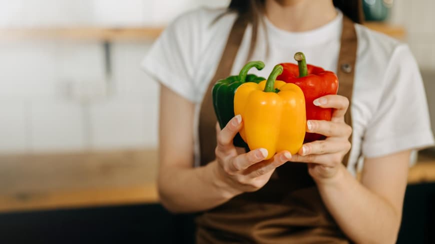 Frau hält Paprika in den Händen