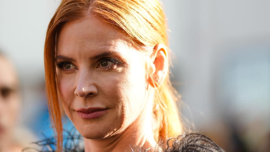 Sarah Rafferty in schwarzem Kleid