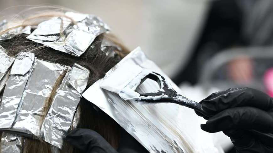 Haare werden gefärbt