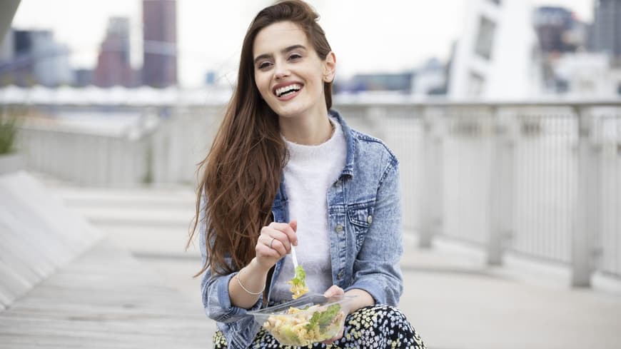Frau isst Nudelsalat