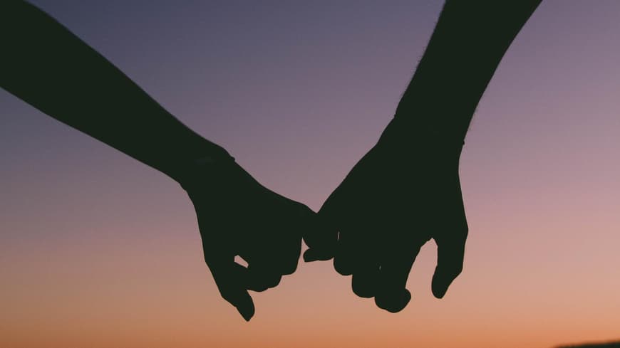 Hand in Hand im Sonnenuntergang: Manche Paare machen sich gegenseitig besonders glücklich.