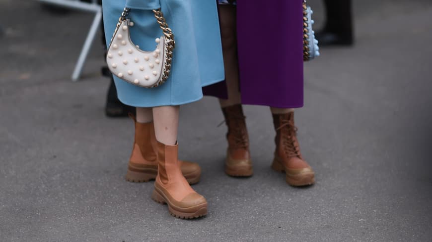 Zwei Frauen tragen flache Stiefeletten