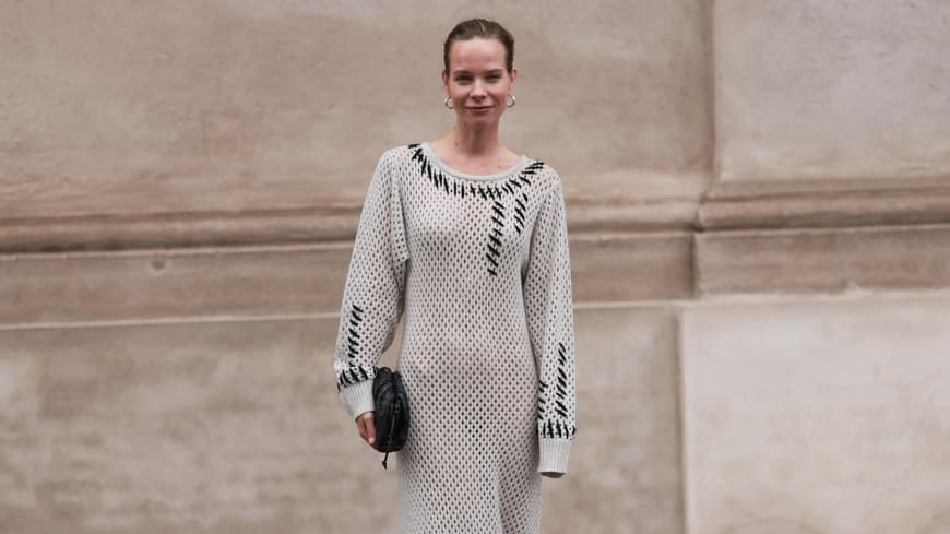 Frau in Strickkleid