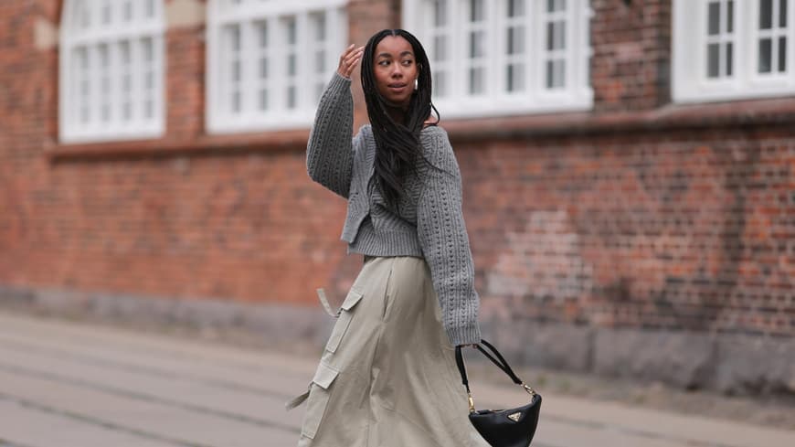 Frau in grauem Pullover