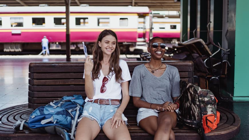 Frauen am Bahnhof