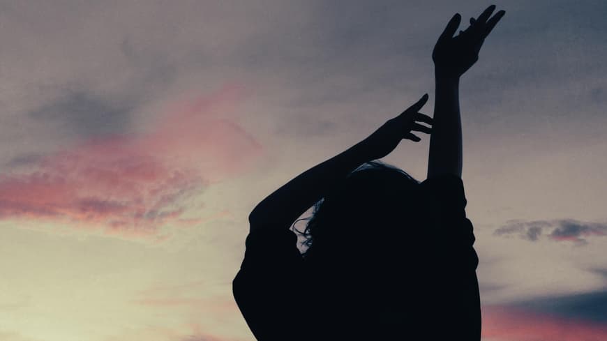 Frau vor Wolkenhimmel