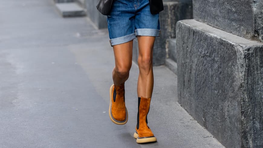 Frau mit braunen Chelsea Boots