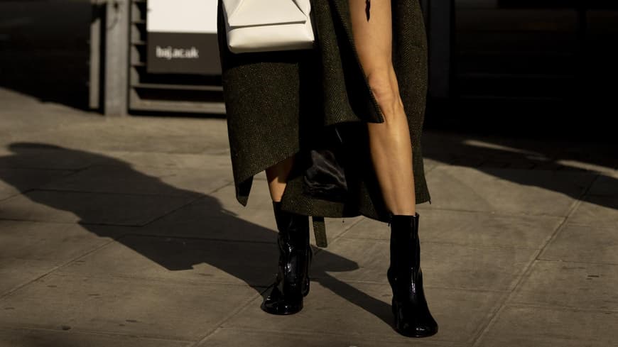 Frau in schwarzen Stiefeletten